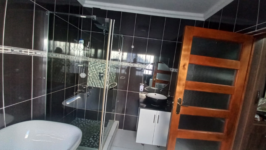 5 Bedroom Property for Sale in Ladybrand Free State